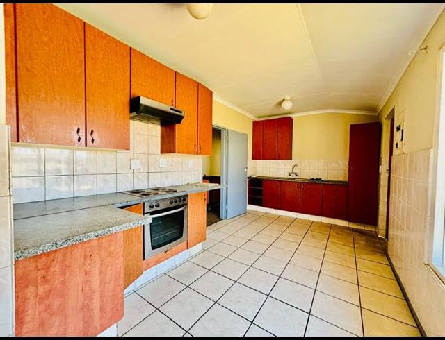 2 BEDROOM TOWNHOUSE FOR SALE IN VANDERBIJLPARK CW 5